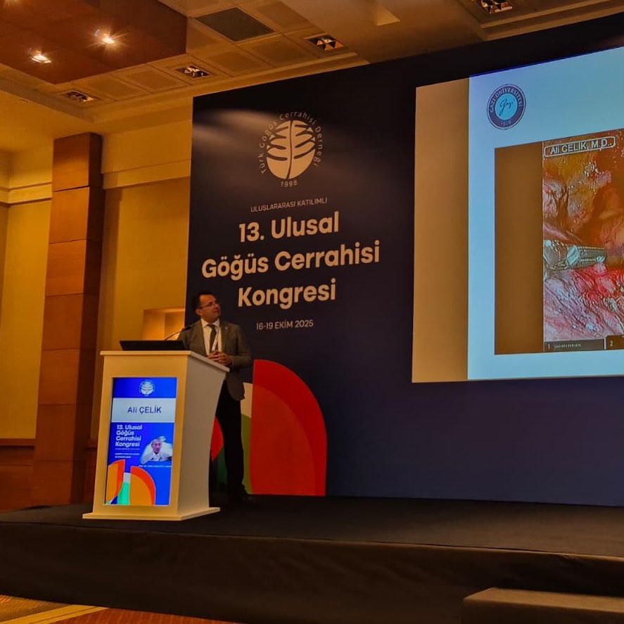Prof. Dr. Ali Çelik, Ulusal Göğüs Cerrahisi Kongresi'nde Kürsüde Sunum Yaparken